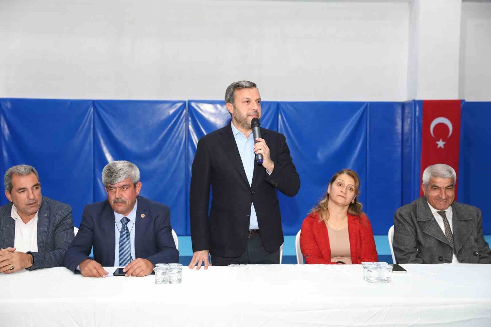 Başkan Kocaispir mahalle sakinlerini dinliyor