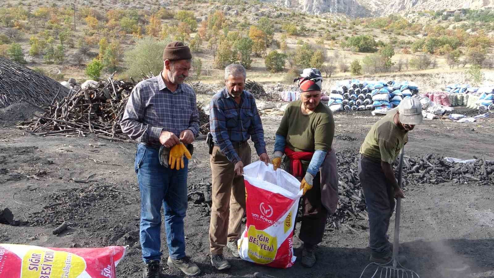 Ekmeklerini mangal kömüründen çıkarıyorlar