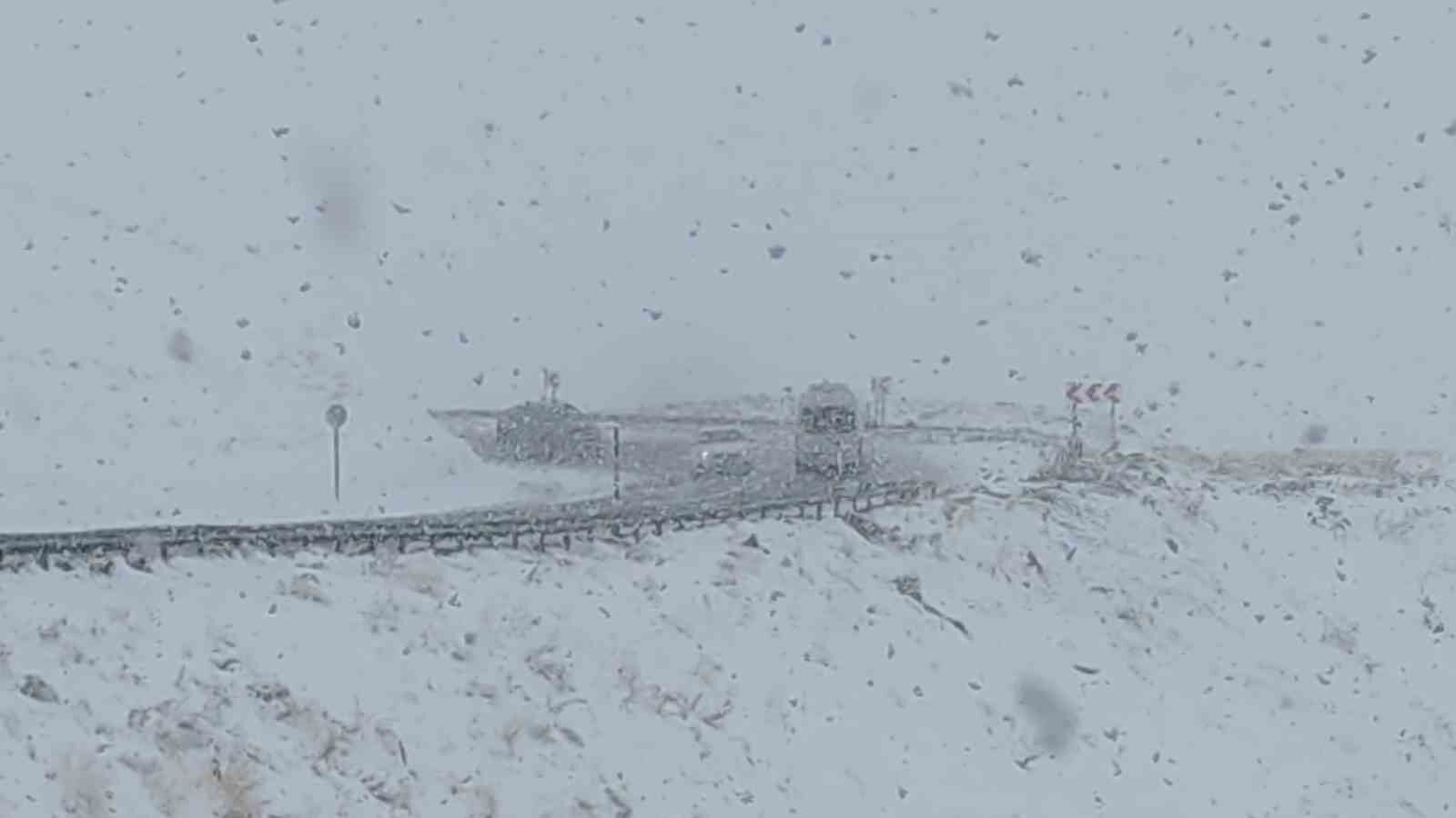 Van’da 2 bin 730 rakımlı Güzeldere Geçidi’nde kar yağışı