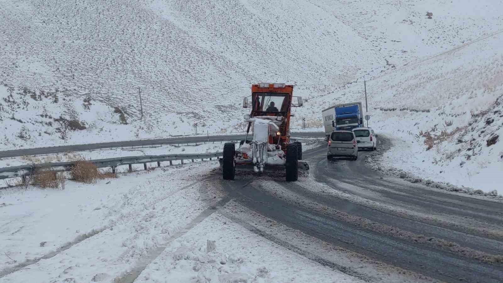 Van’da 2 bin 730 rakımlı Güzeldere Geçidi’nde kar yağışı