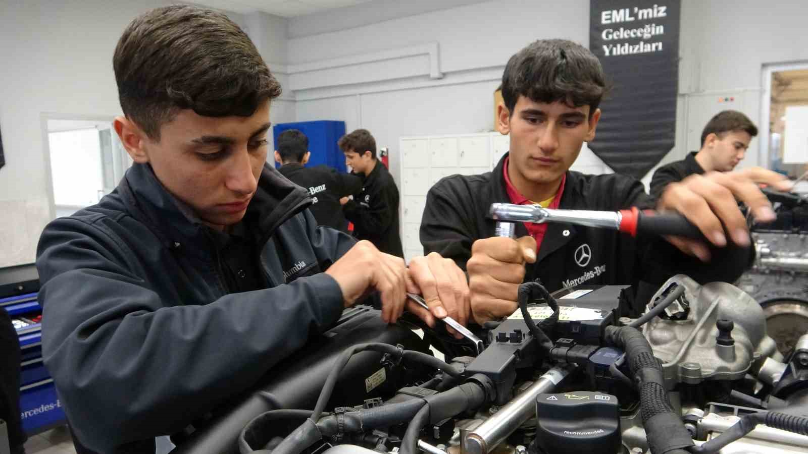 Hem eğitim görüyorlar hem de iş sahibi oluyorlar