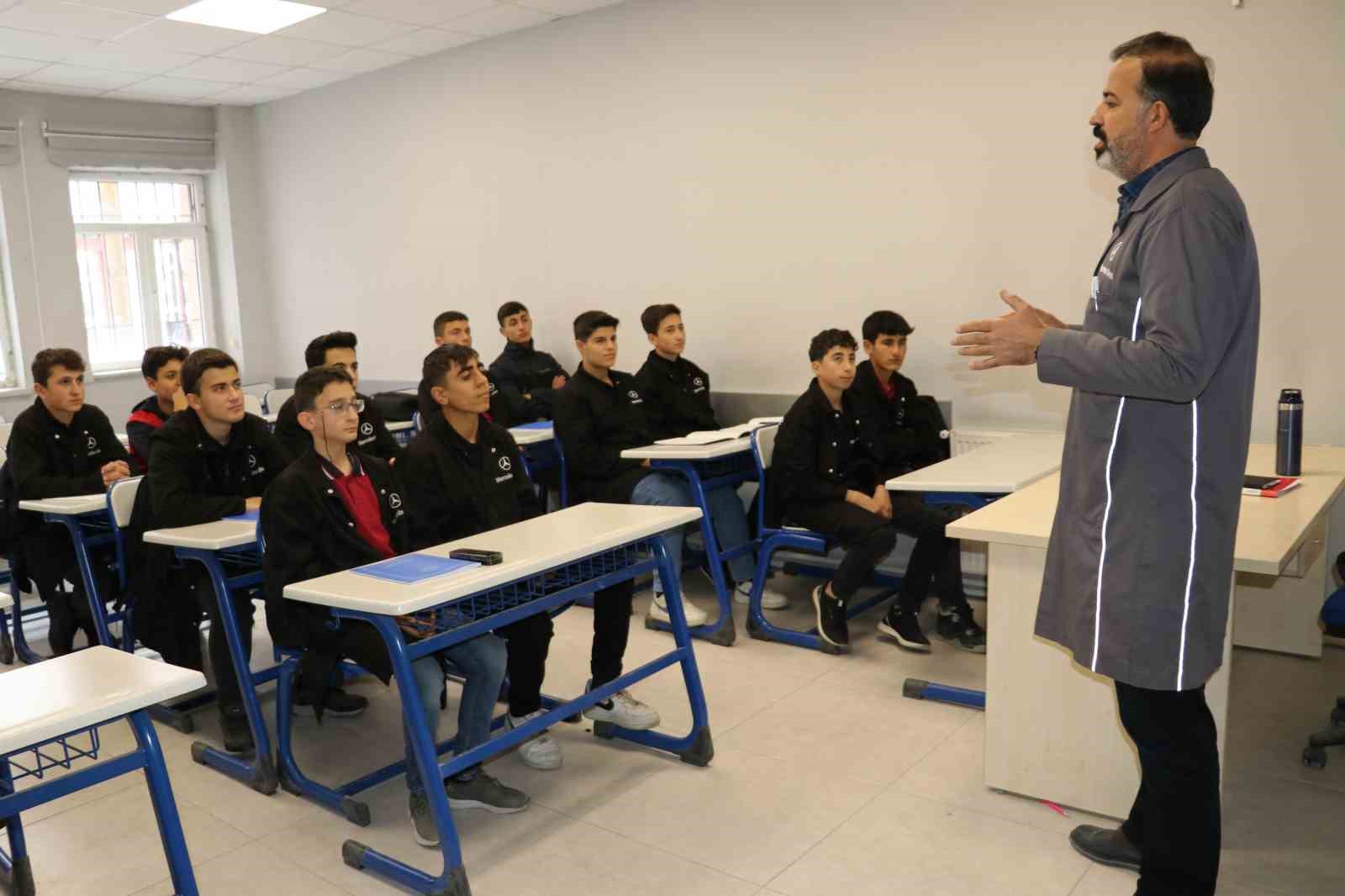 Hem eğitim görüyorlar hem de iş sahibi oluyorlar