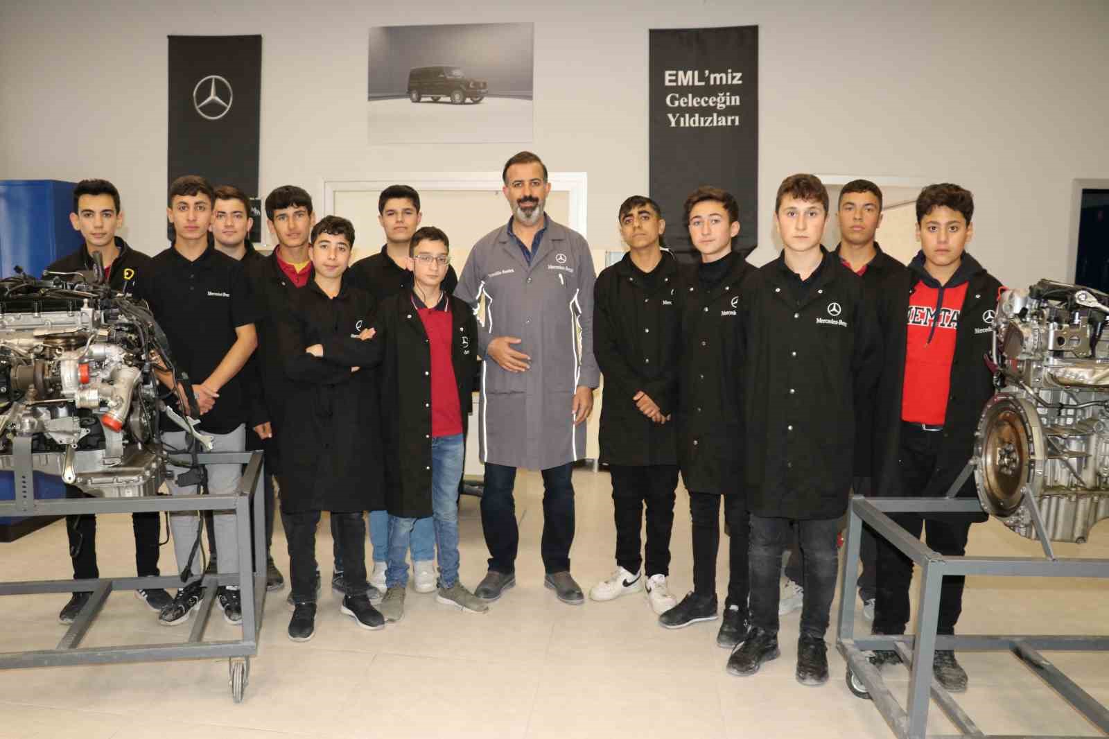 Hem eğitim görüyorlar hem de iş sahibi oluyorlar