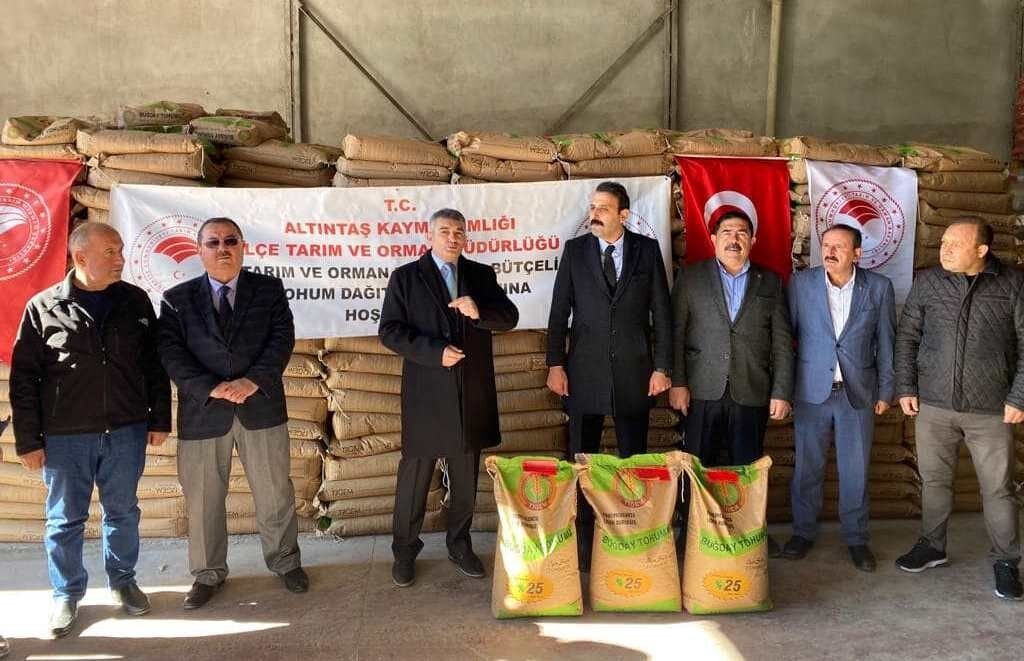 Altıntaş’ta 532 üreticiye yüzde 50 hibeli 98 ton 550 kilo buğday tohumu dağıtıldı
