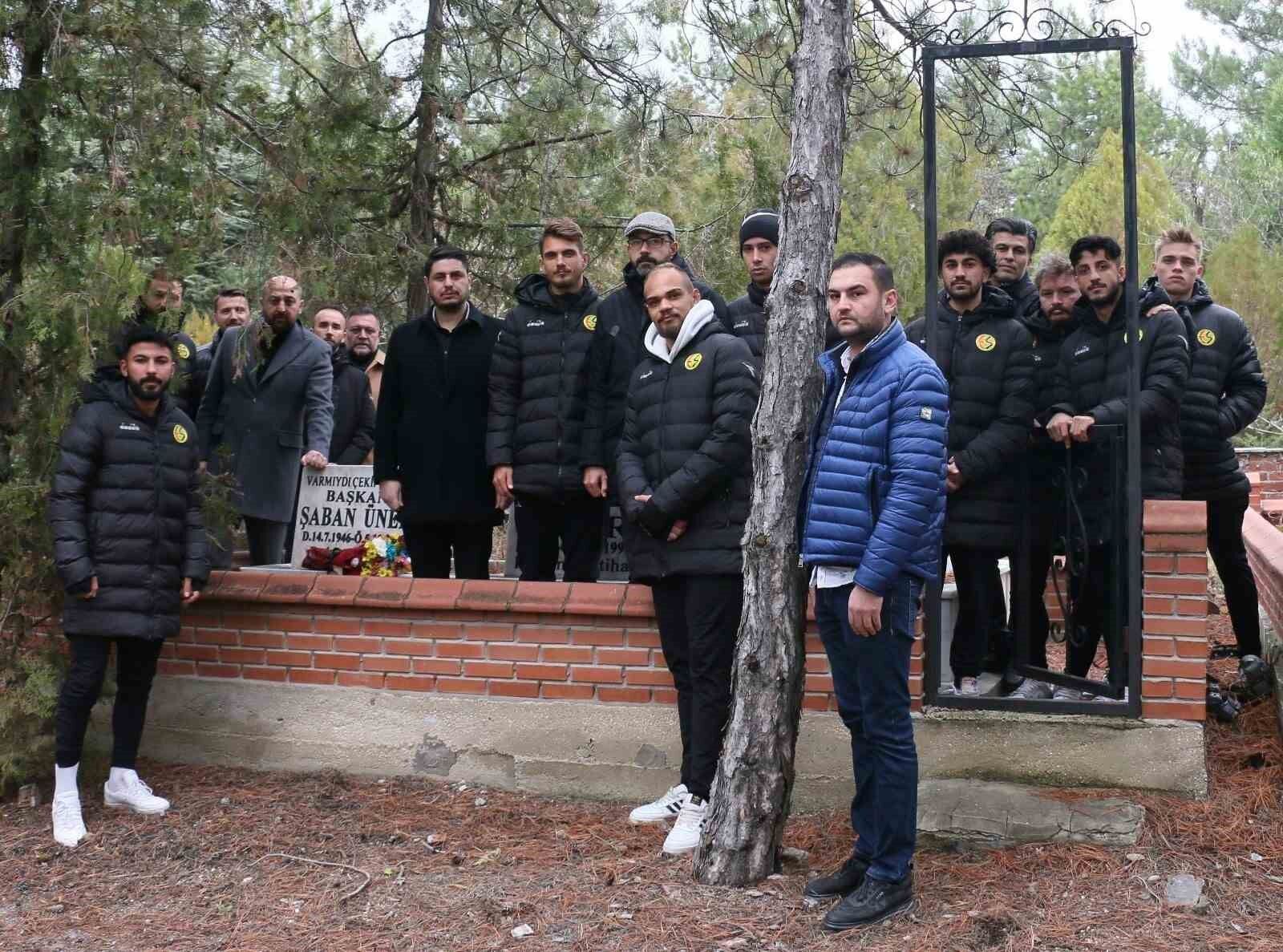 Eskişehirspor’dan, milli kaleci Sinan Alağaç’ın kabrini ziyaret