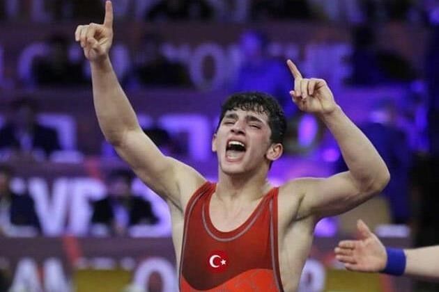 Siirt Üniversitesi öğrencisi güreşte şampiyon oldu