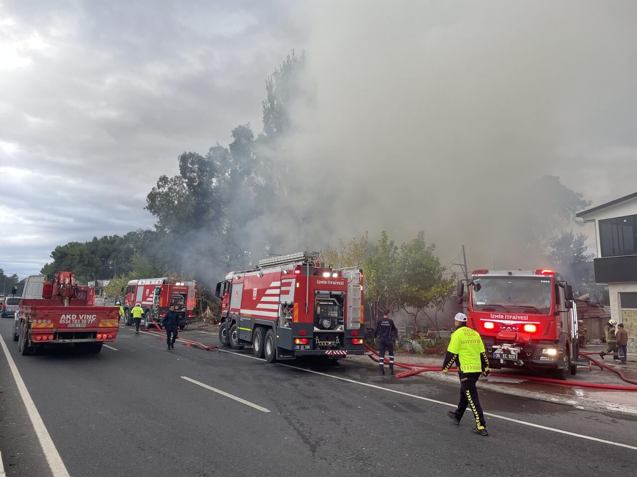 İzmir'de yangın faciası: Bir restoran kullanılmaz hale geldi