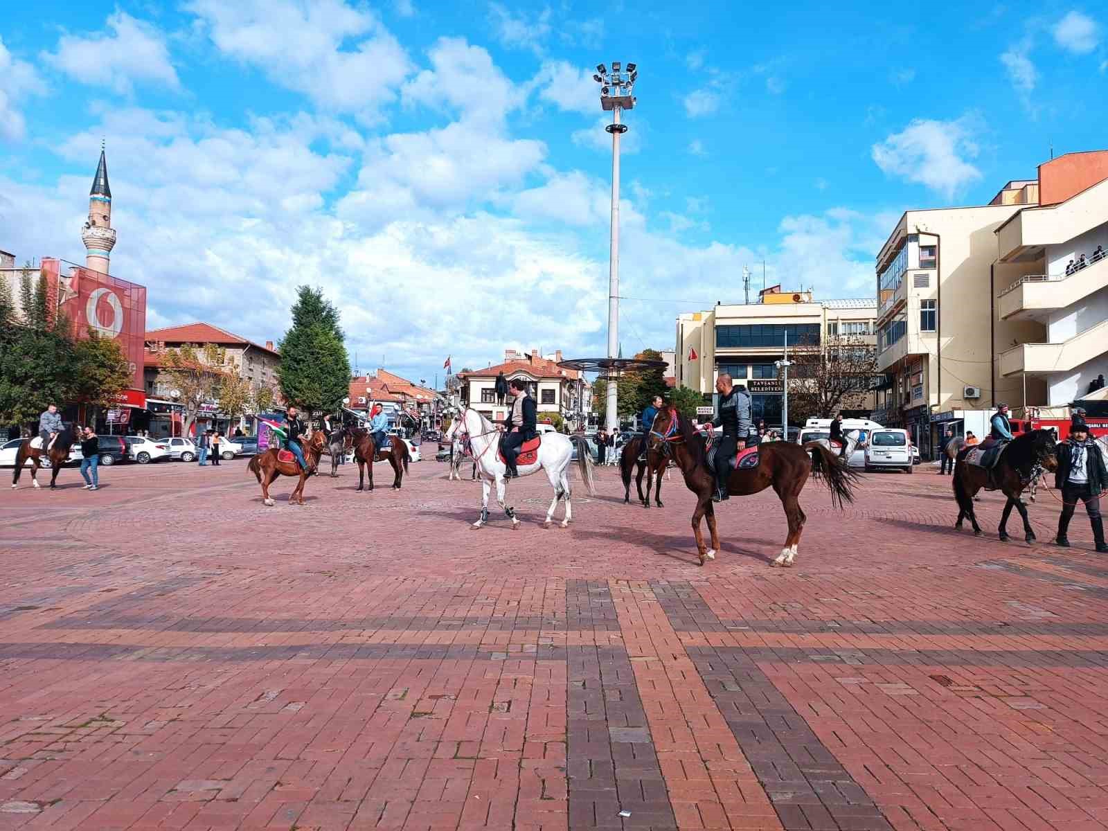 Filistin’e destek için atlarıyla yürüyüş düzenlediler