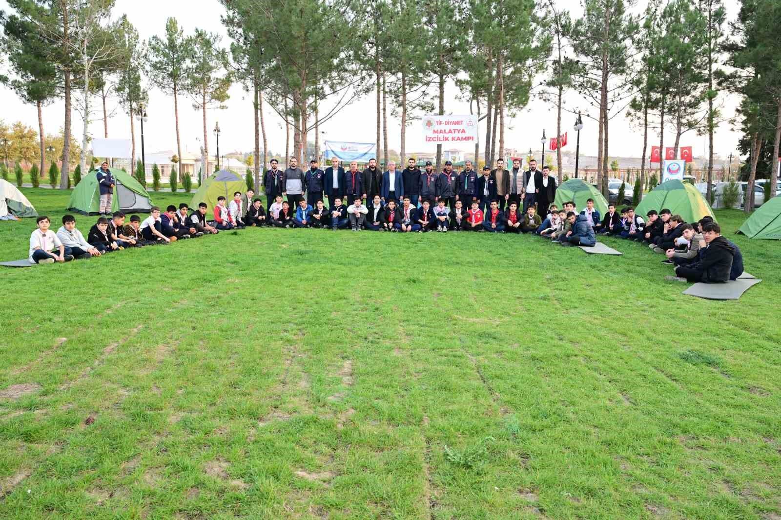 Güder, izcilerin kampına katıldı