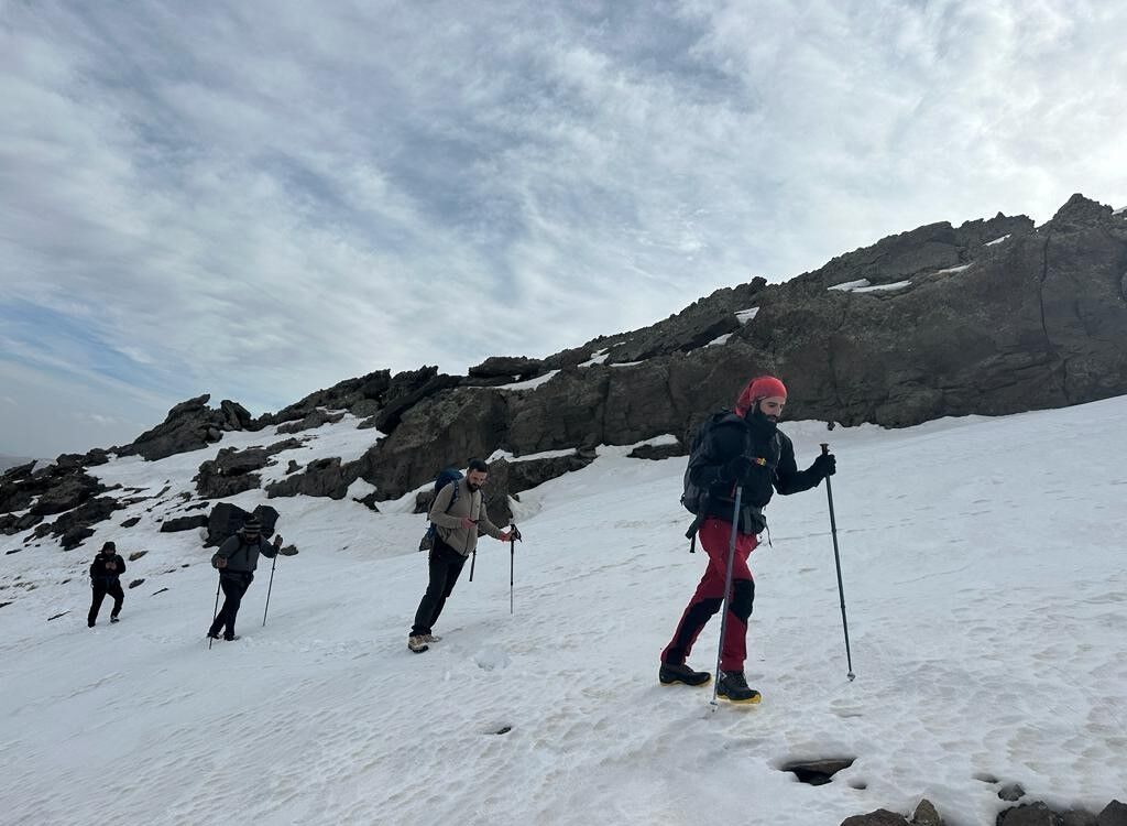 Dağcılar 3 bin rakımlı Tendürek Dağı’na tırmandı