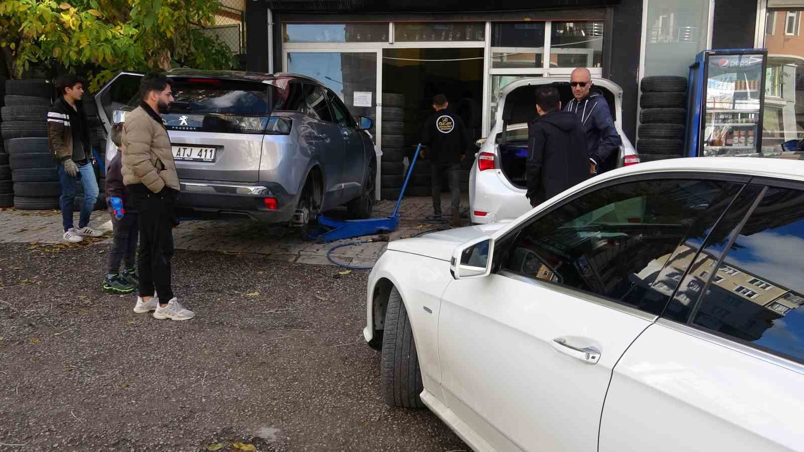 Van’daki lastikçilerde kış lastiği telaşı başladı