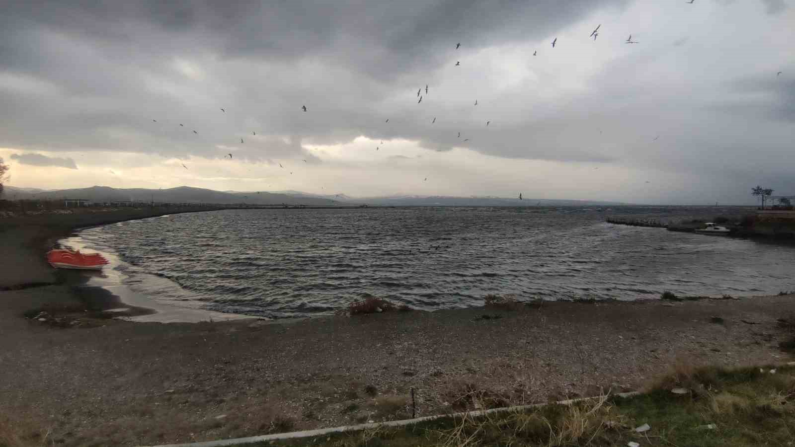 Fırtına Van Gölü’nde dev dalgalar oluşturdu