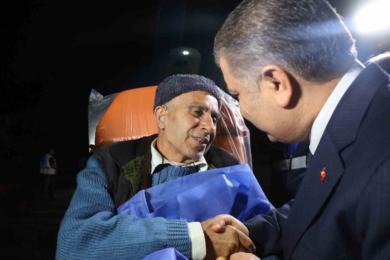 Bakan Koca, Türkiye’ye getirilen Gazzeli hastalarla yakından ilgilendi