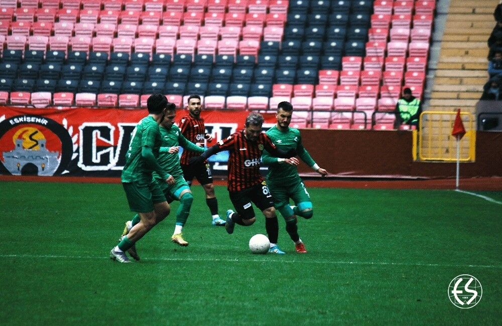 Önder Özen, Eskişehirspor maçını tribünden izledi