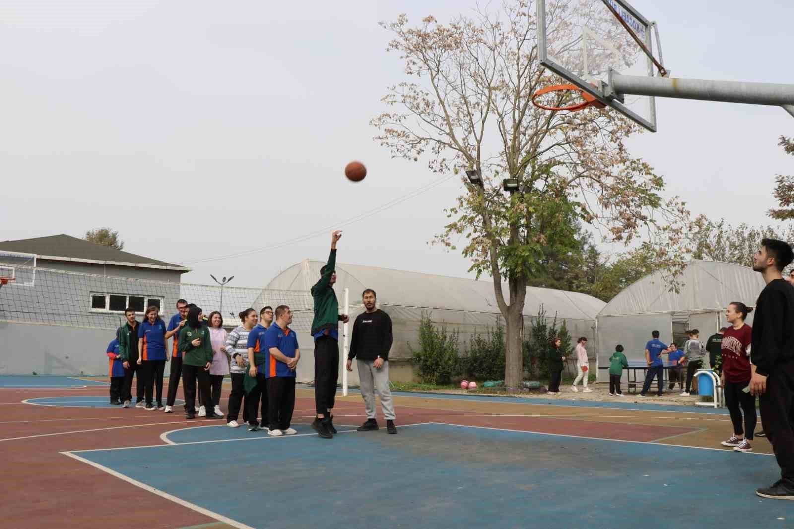 Özel öğrenciler spor şenliğinde doyasıya eğlendi