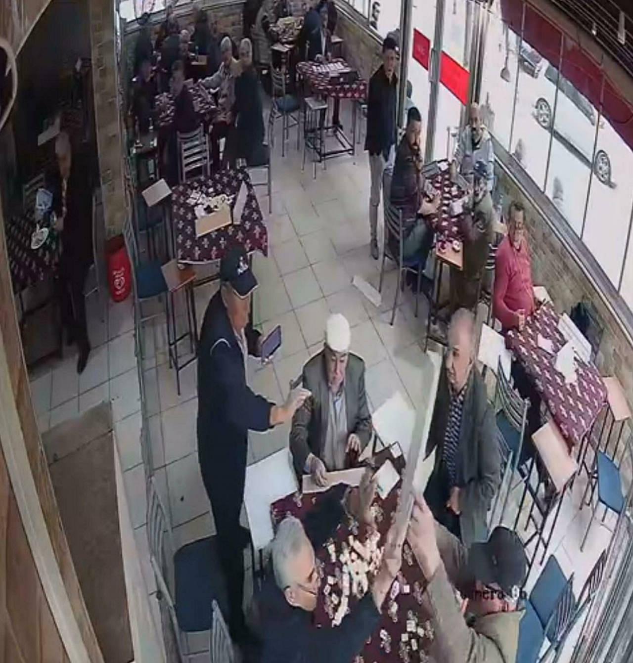 Kahvehanedeki istekalı dede kavgası tatlıya bağlandı