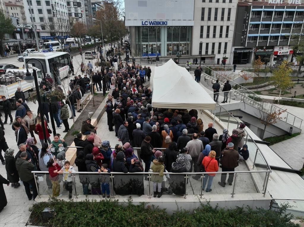 20 ton mandalina ve limon vatandaşlara dağıtıldı