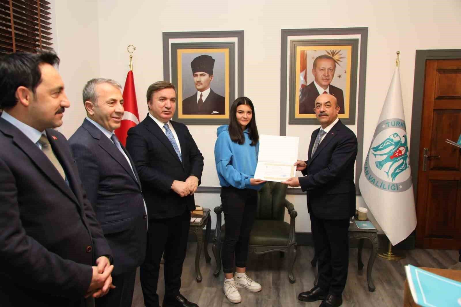 Liseli gençlerden örnek davranış