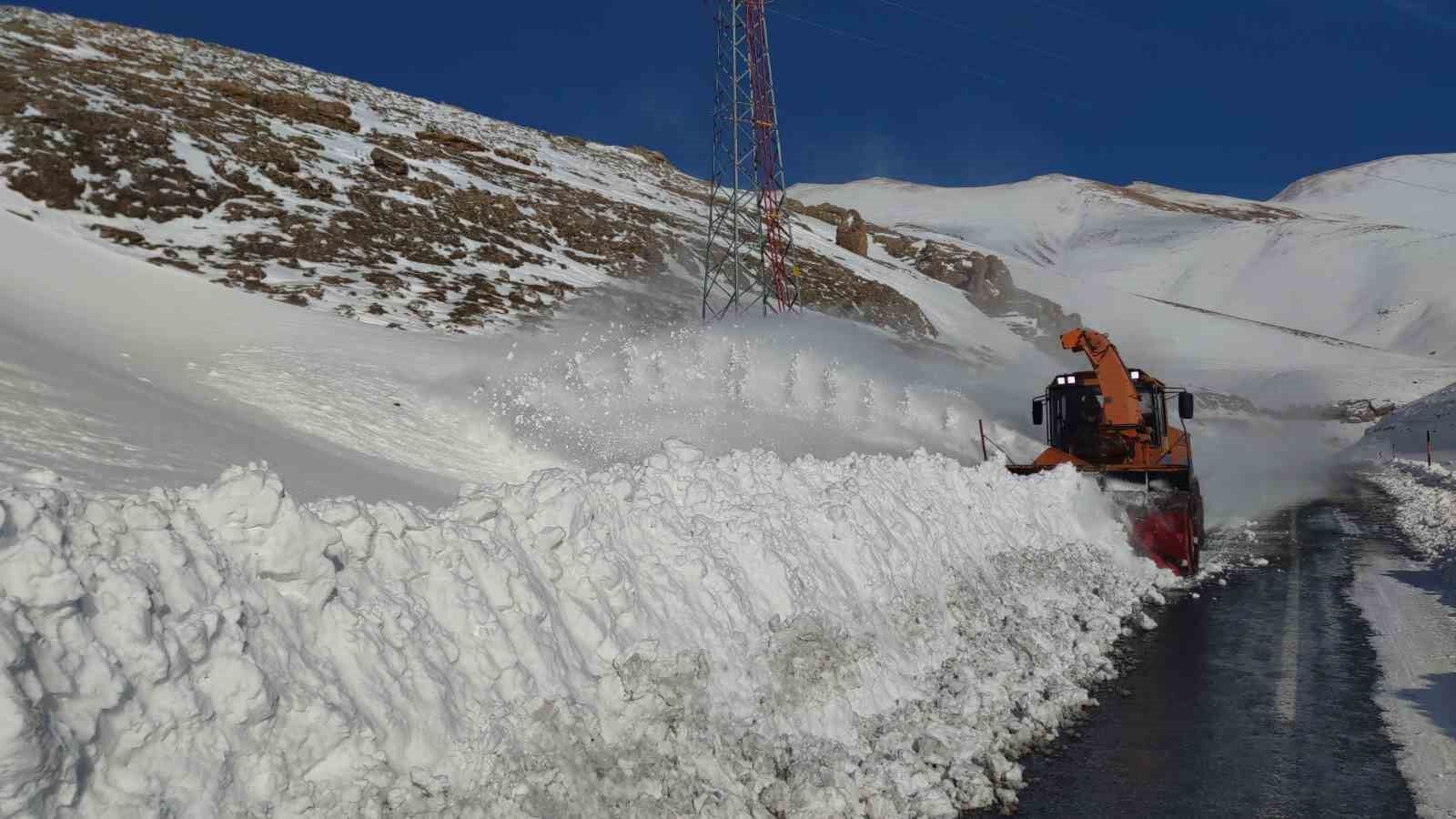 Van Bahçesaray yoluna düşen çığ bölgeleri temizleniyor