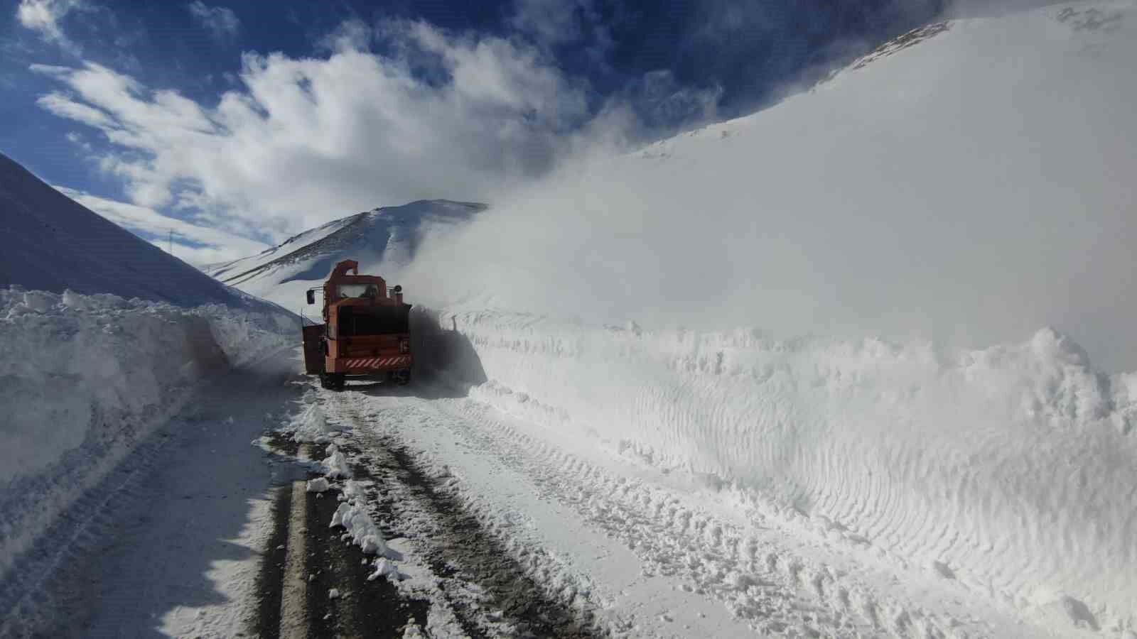 Van Bahçesaray yoluna düşen çığ bölgeleri temizleniyor