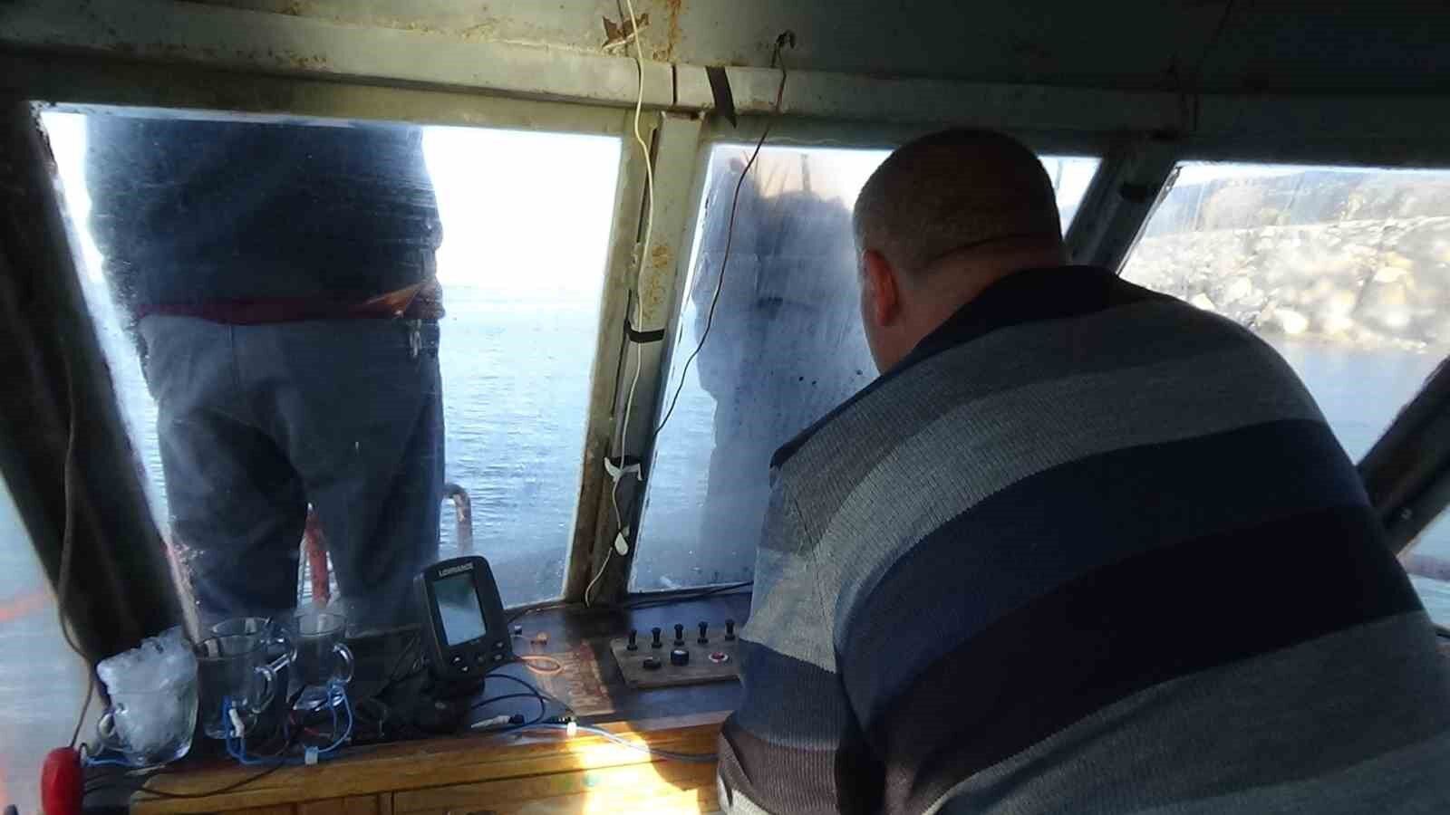 Van Gölü’nde sular çekilince, balıkçı tekneleri limanda mahsur kaldı