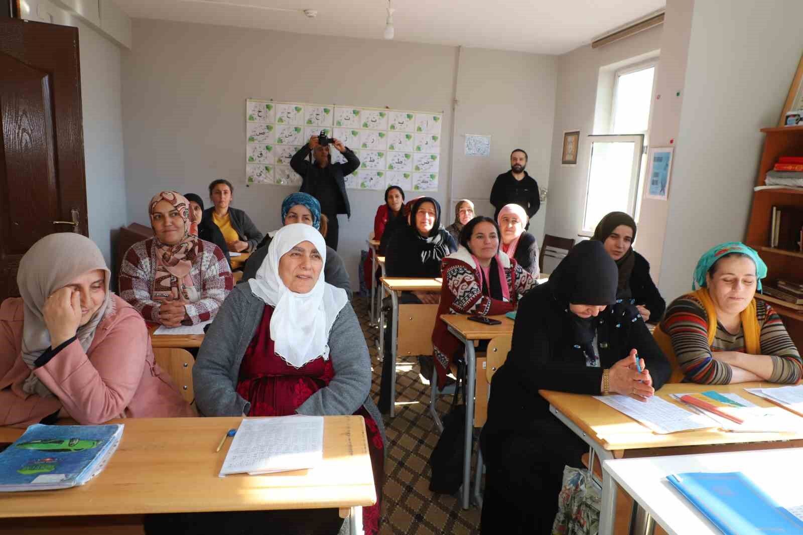 65 yaşındaki anne okuma-yazma öğreniyor