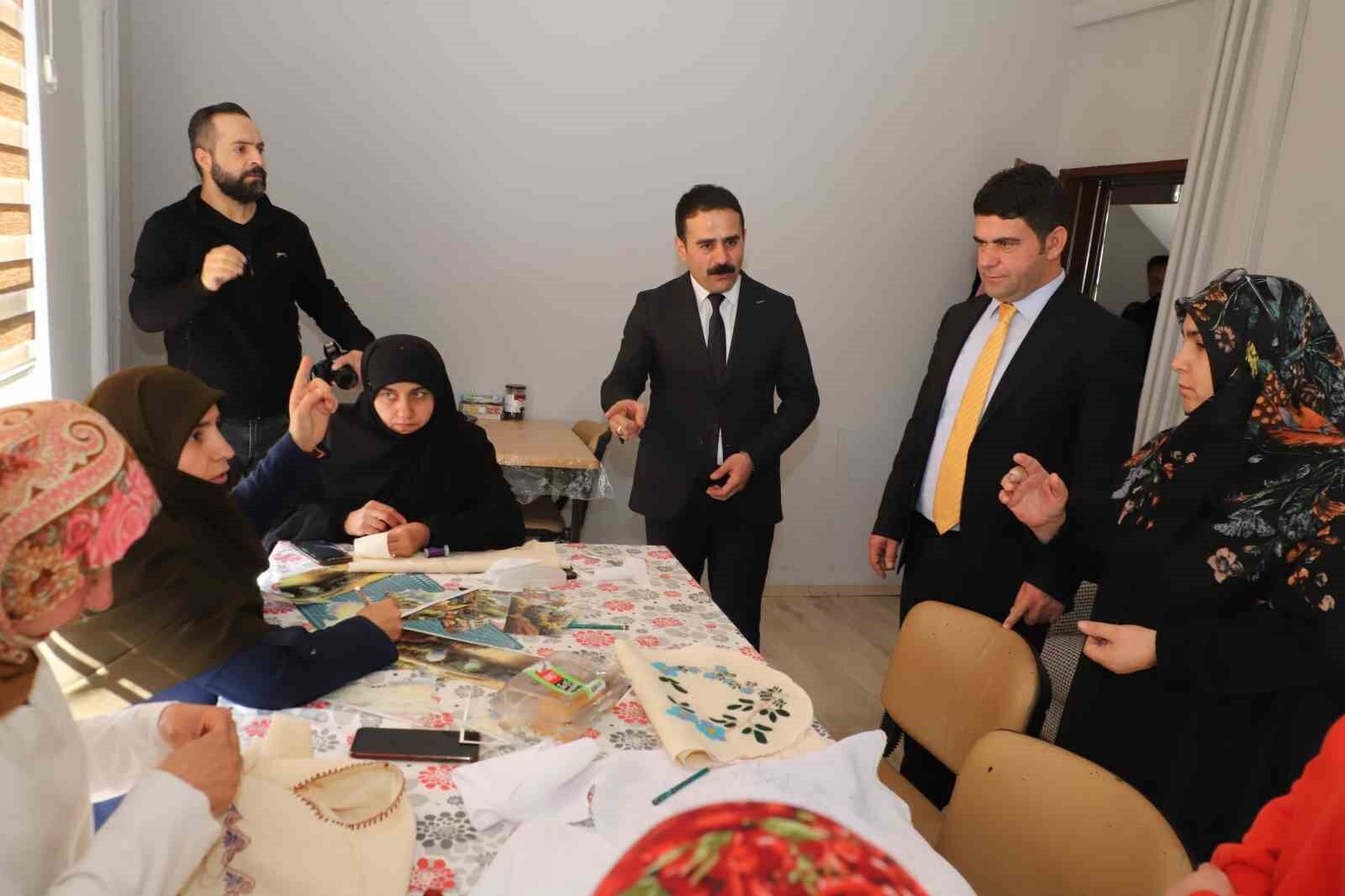 65 yaşındaki anne okuma-yazma öğreniyor