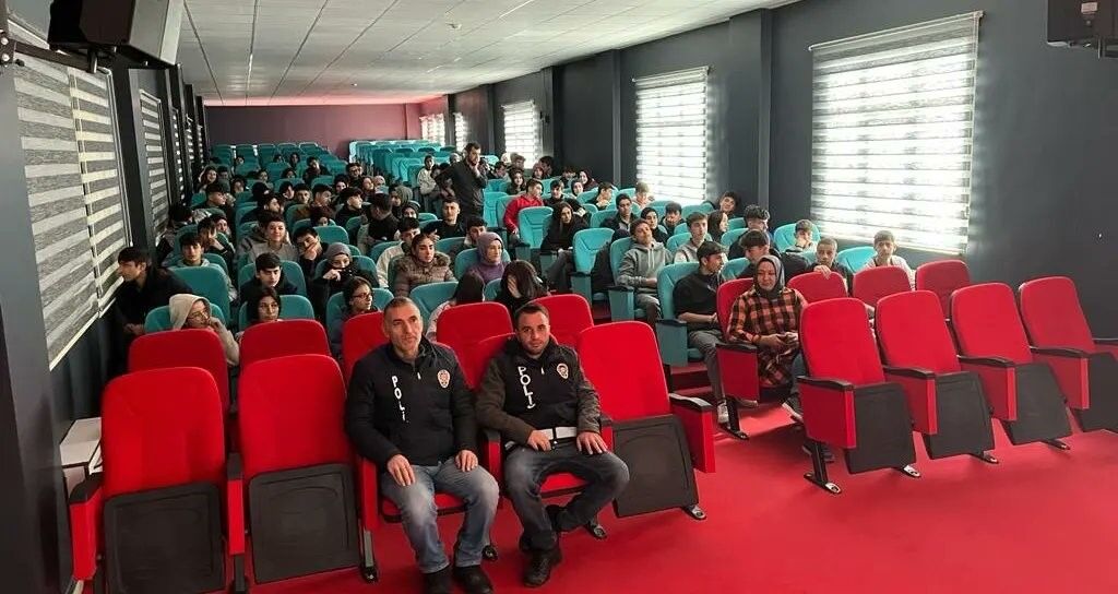 Polisten çocuklara ve gençlere bilgilendirme