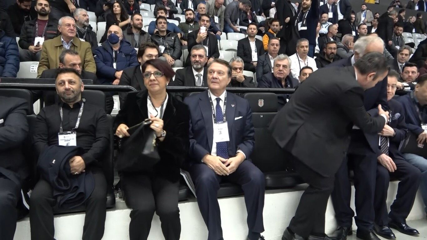 Beşiktaş Başkan Adayı Hasan Arat, tezahüratlarla karşılandı