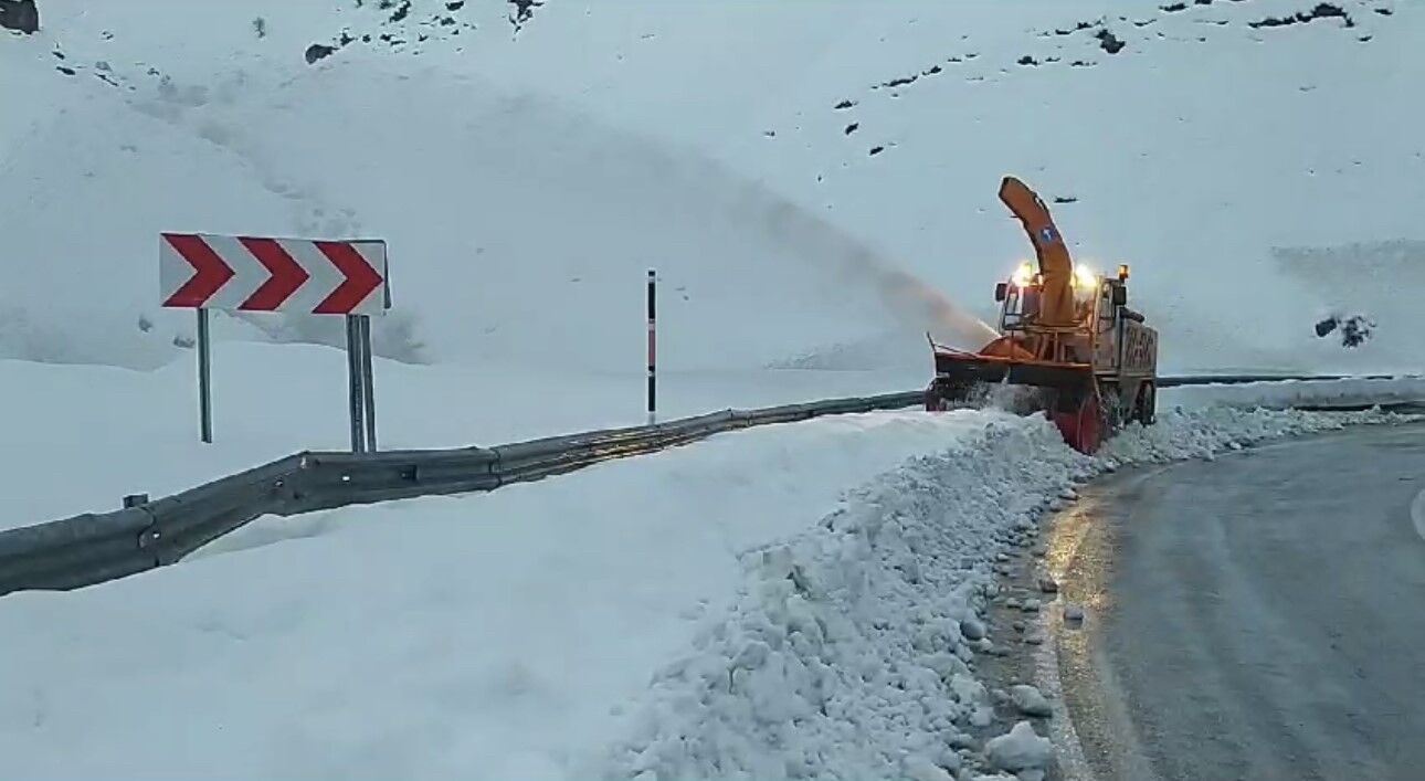 Yüksekova’da karla mücadele çalışması