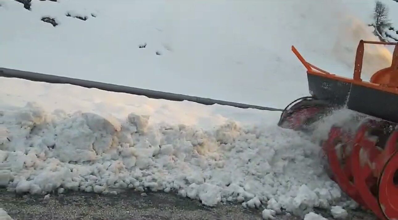 Yüksekova’da karla mücadele çalışması