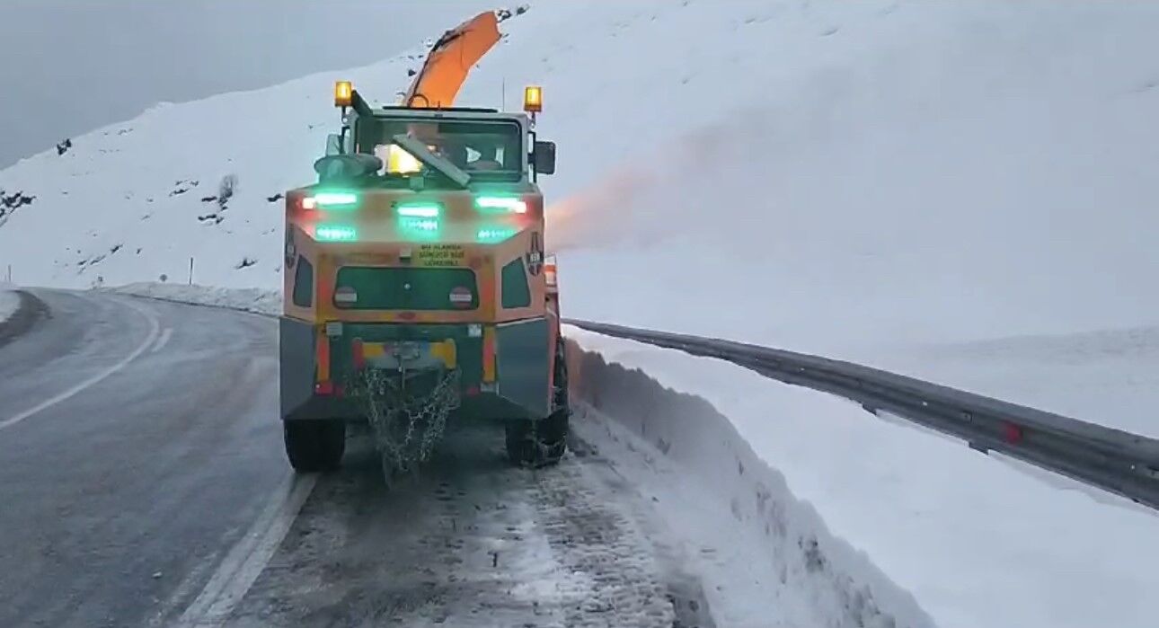 Yüksekova’da karla mücadele çalışması