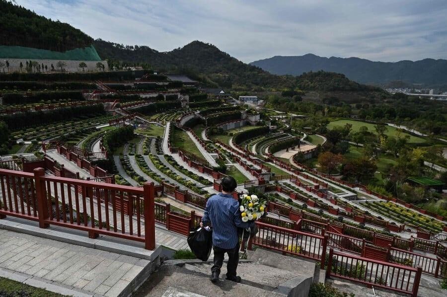 Bilim kurgu dizisi gerçek oluyor: Acılı baba, ölen oğlunun avatarıyla konuştu!