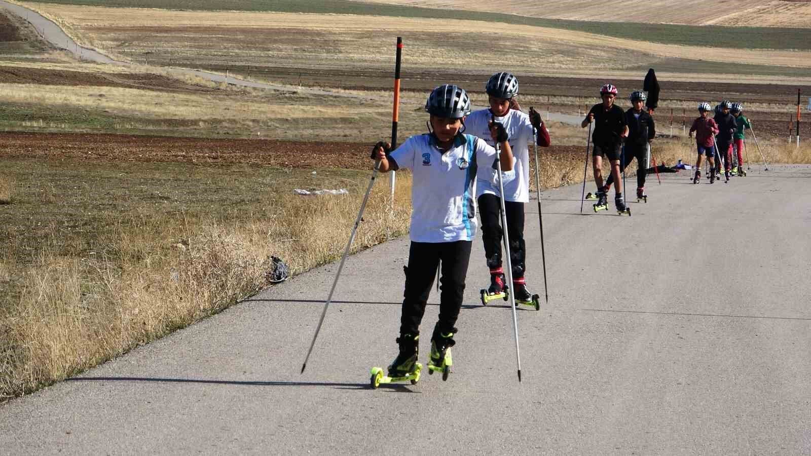 Vanlı kayakçılara kayaklı koşu şampiyonasına hazırlanıyorlar