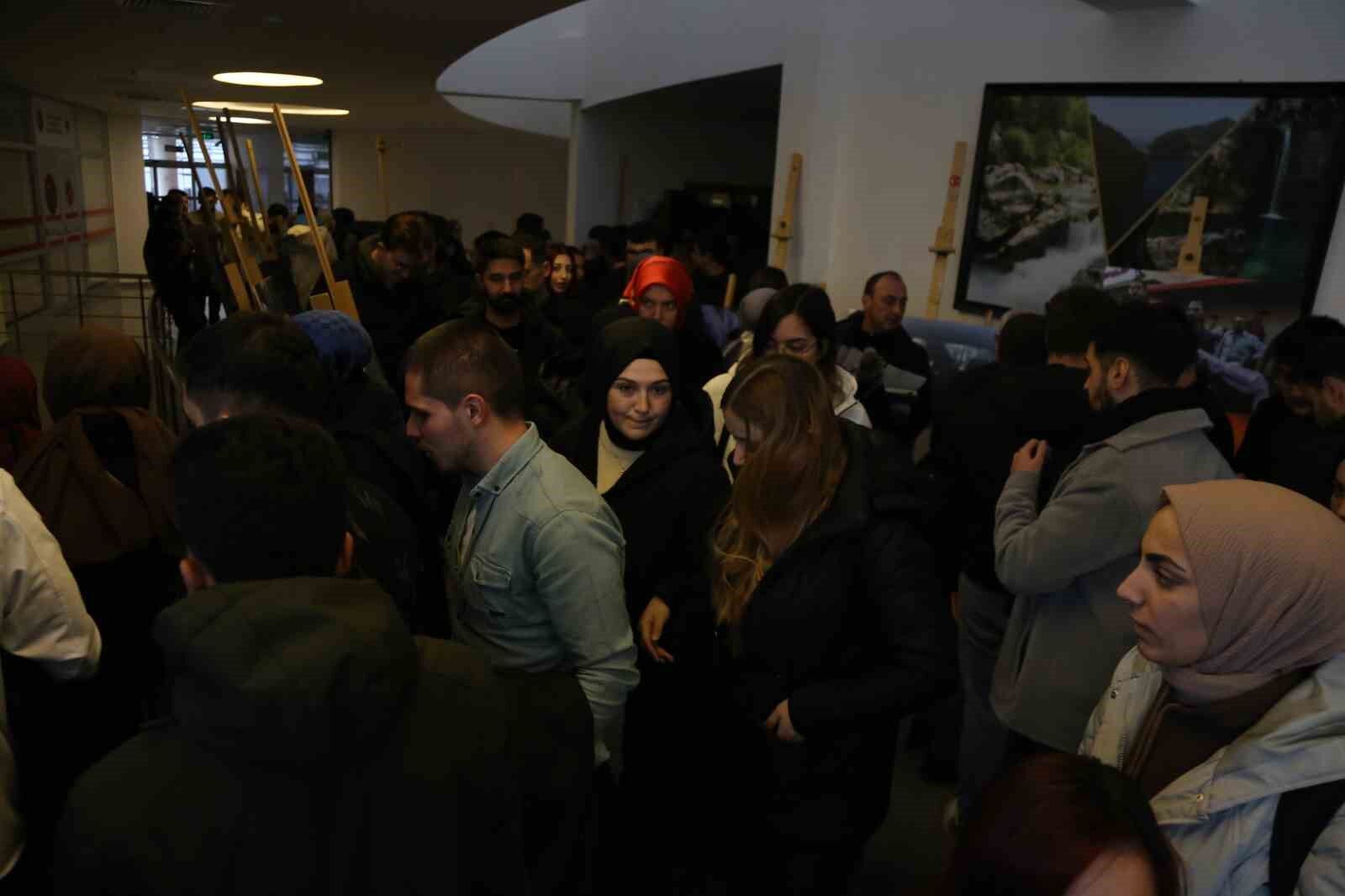 İsrail zulmünün konuşulduğu konferansta katılımcılar gözyaşlarına boğuldu