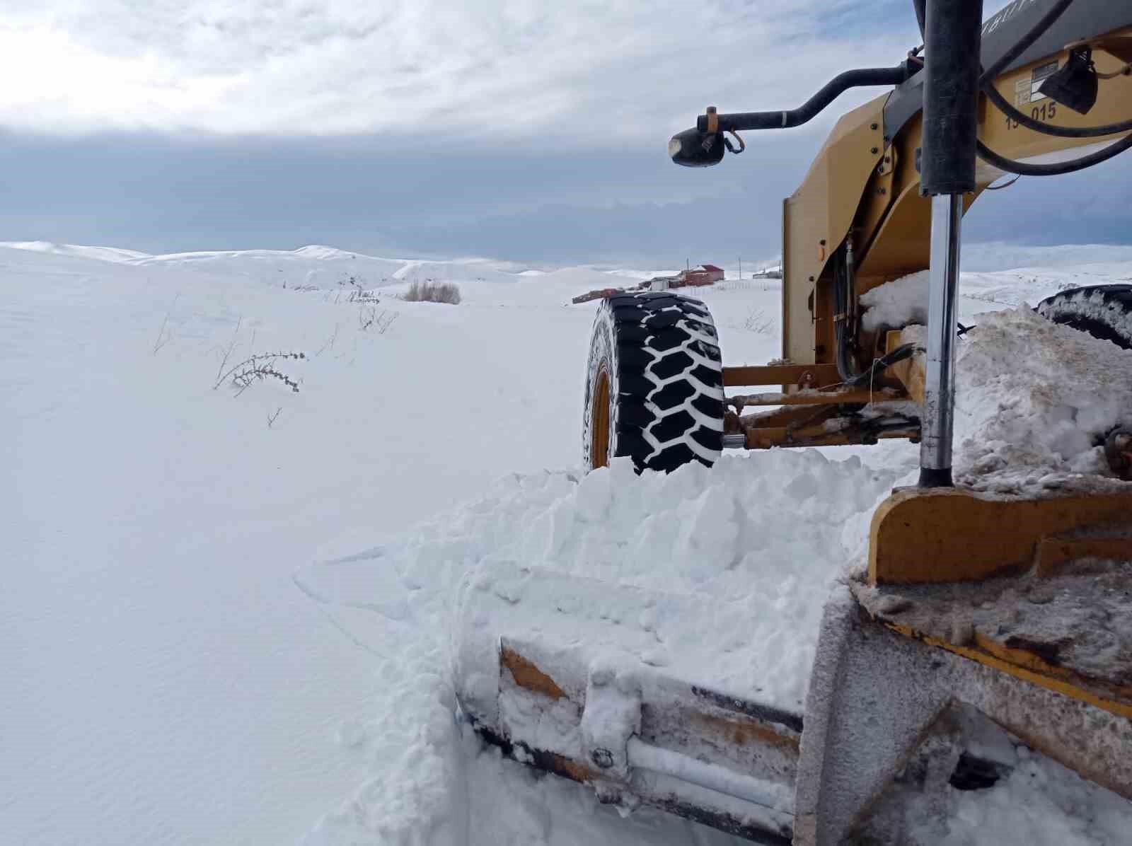 Karda mahsur kalanların imdadına belediye ekipleri yetişti