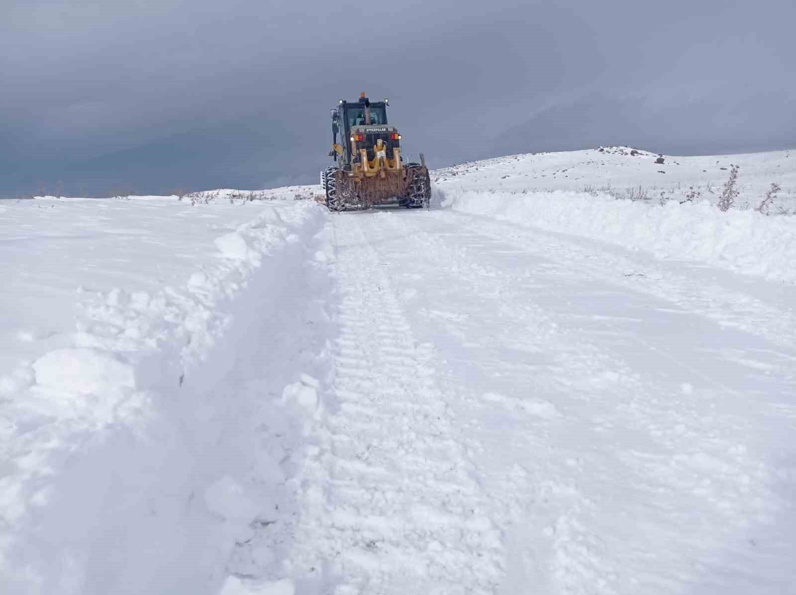 Karda mahsur kalanların imdadına belediye ekipleri yetişti