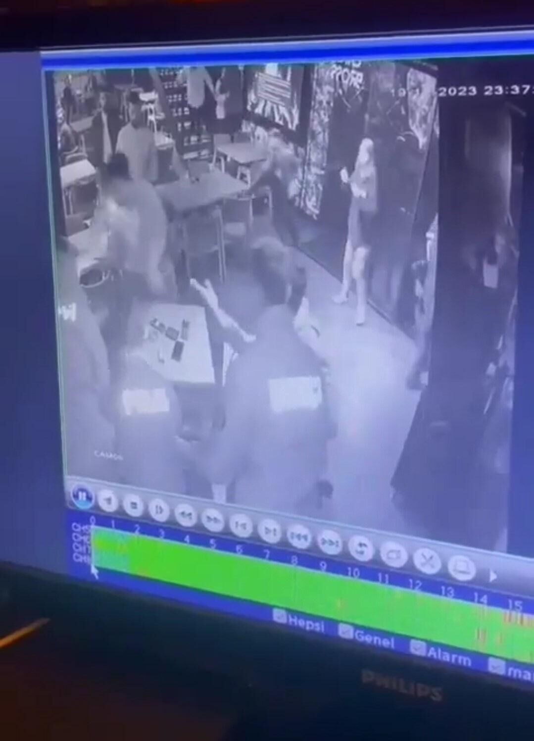 Bayrampaşa'da kafe çalışanlarından polise saldırı: 2 polis, 1 bekçi yaralandı