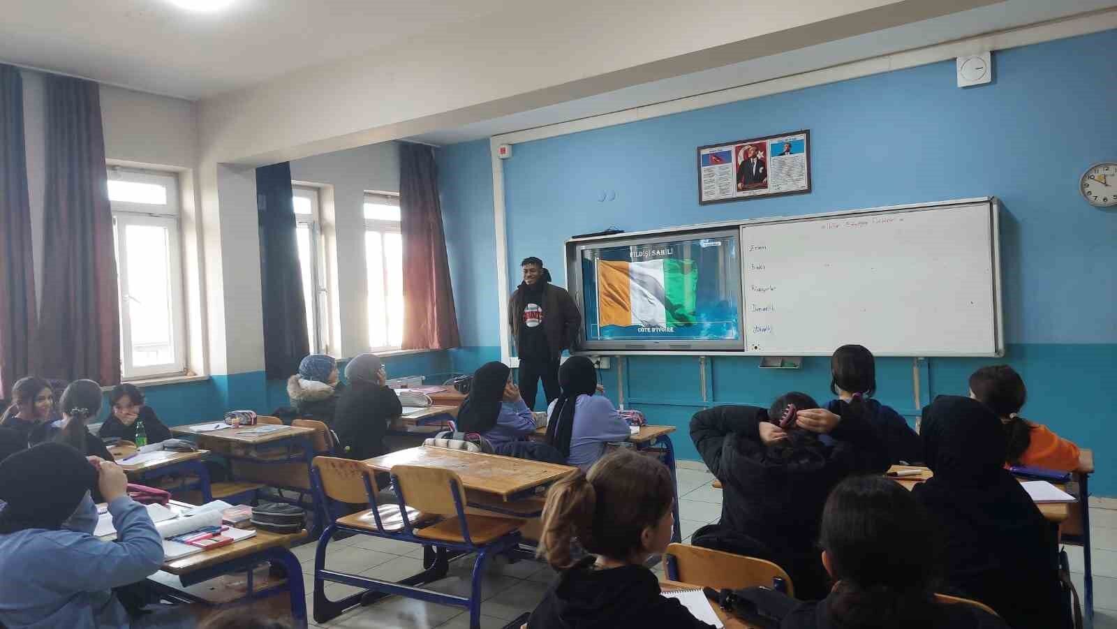 Yabancı öğrenciler liseli gençlere ülkelerini tanıttı