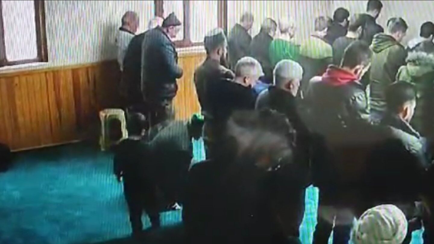 Sultangazi’de cuma namazı kılan babanın, oğlu ile imtihanı