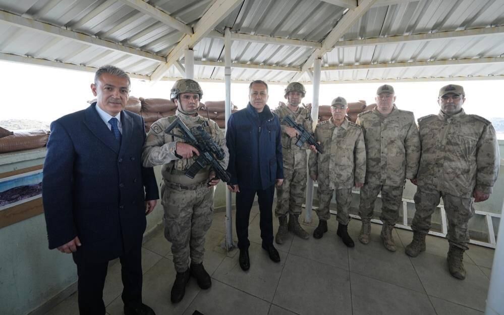 Bakan Yerlikaya'dan üs bölgesine ziyaret