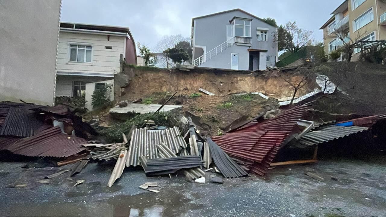 Sarıyer'de istinat duvarı araçların üzerine çöktü!