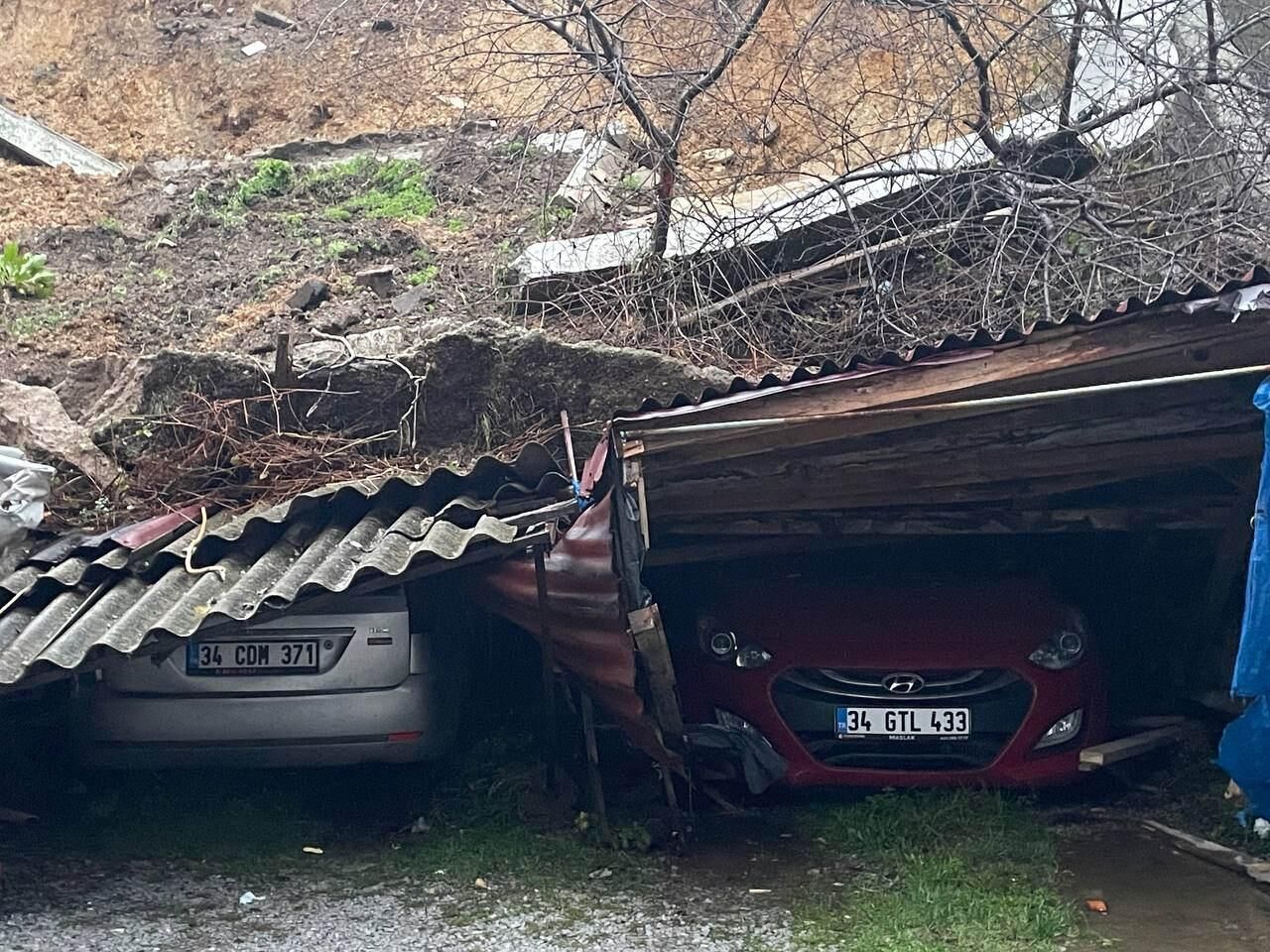 Sarıyer'de istinat duvarı araçların üzerine çöktü!