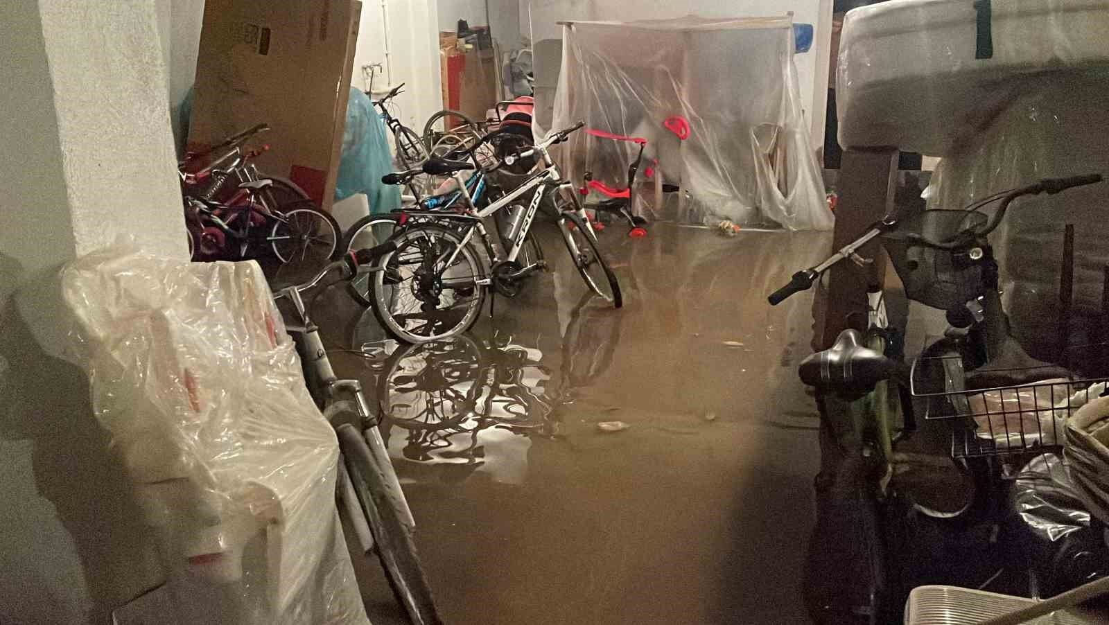 Şiddetli yağış hayatı felç etti: Araçlar suya gömüldü