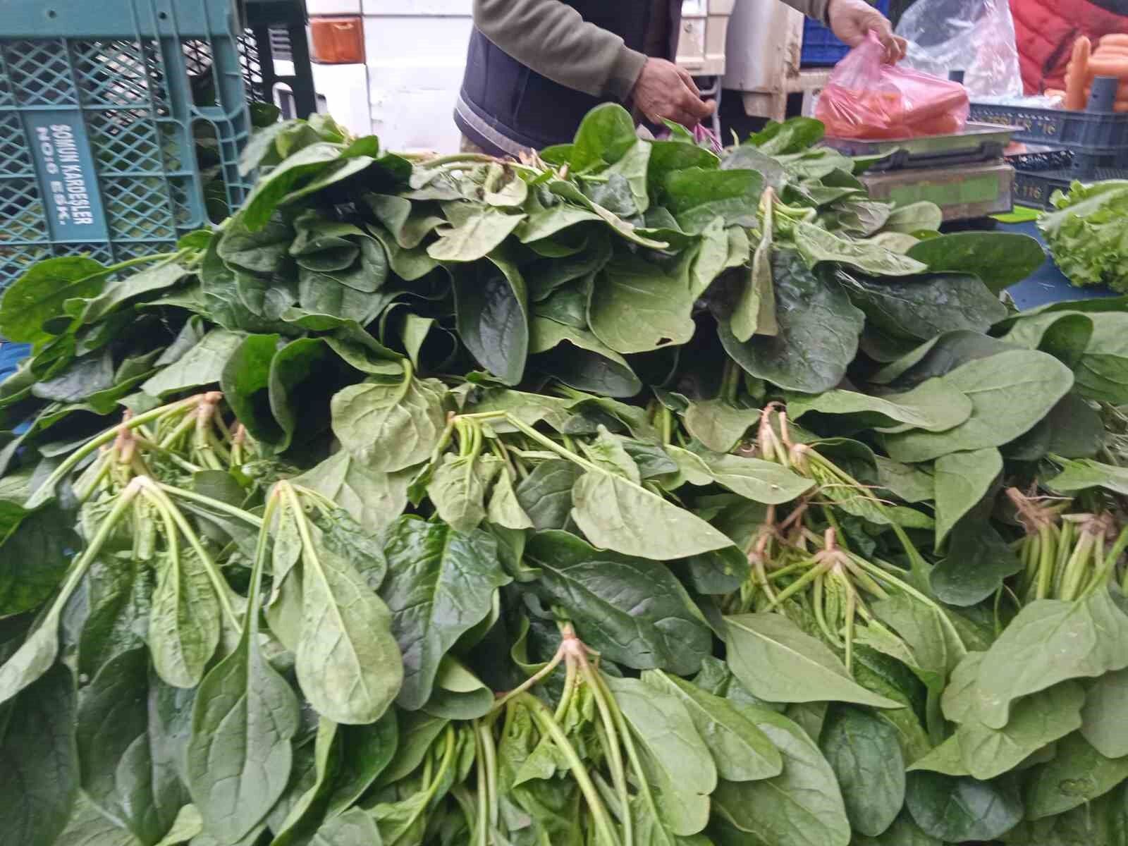 (ÖZEL) Kış aylarının vazgeçilmez sebzeleri taze taze tezgâhlarda