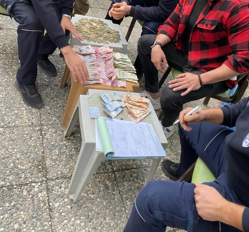 İzmir'de dilenci 3 saatte bin 700 lira topladı