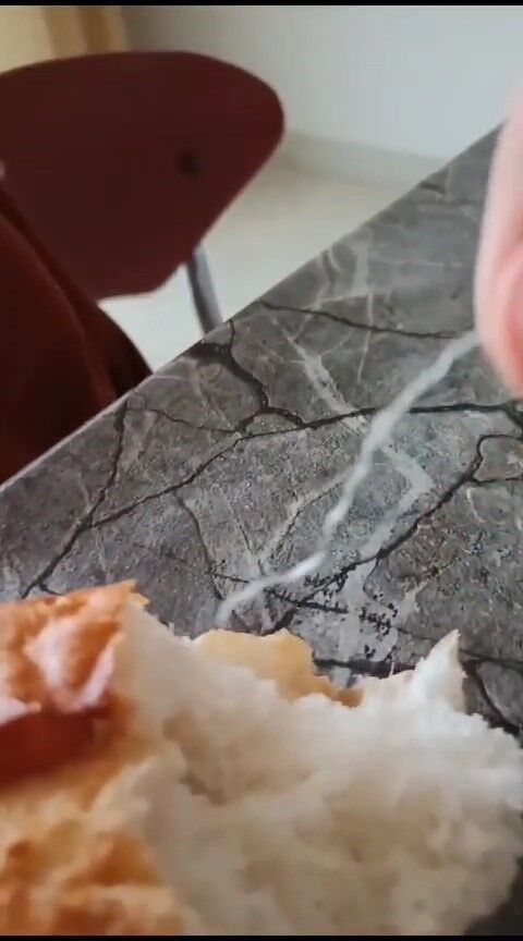 Yemek için aldıkları ekmeğin içerisinden ip çıktı