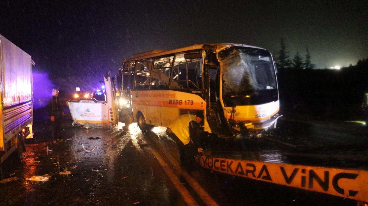 Eskişehir'de iki otobüs ile karavan çarpıştı: 2'si ağır 14 yaralı