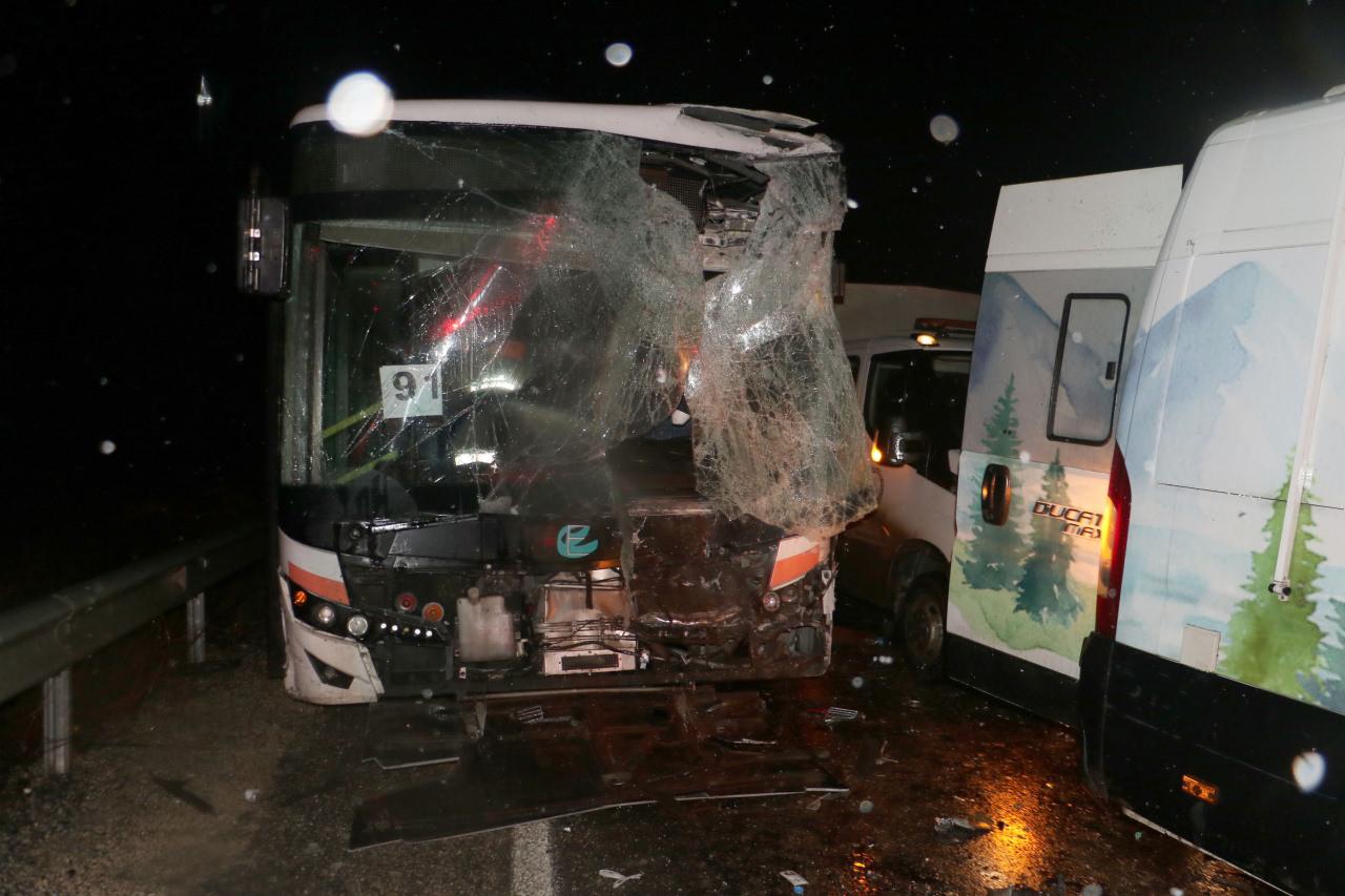 Eskişehir'de iki otobüs ile karavan çarpıştı: 2'si ağır 14 yaralı