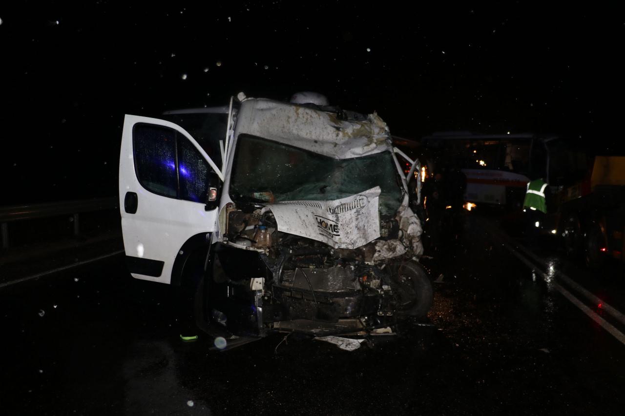 Eskişehir'de iki otobüs ile karavan çarpıştı: 2'si ağır 14 yaralı